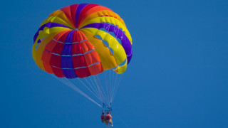 11 годишно дете загина след падане при полет с парашут в
