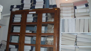 Има тежък недостиг на някои места в администрацията Това заяви