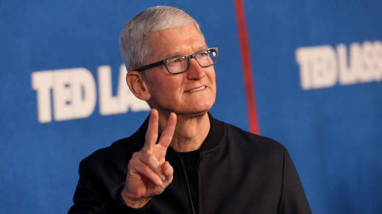 Apple Inc. намалява възнаграждението на главния изпълнителен директор Тим Кук