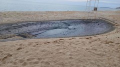 Приключва почистването на мазута от плаж Кабакум край Варна