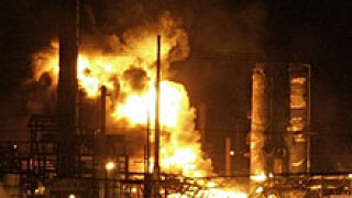 Десетки убити при пожар в рафинерия на „Пемекс"