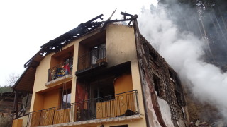 Мъж загина при пожар в дома си в Суходол
