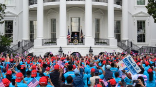 Тръмп събра митинг на моравата в Белия дом,  възобновява кампанията