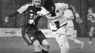 Българският защитник Алекс Петков получи червен картон при тежката загуба