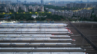 Китайската държавна железопътна компания повиши цените на билетите по основните