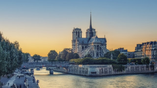 Когато катедралата Нотр Дам в Париж се запали и претърпя