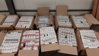 Задържаха близо 99 000 къса нелегални цигари, скрити сред палети