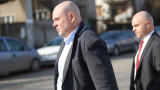 Двама полицаи разпънали чадър над клана Гольовци
