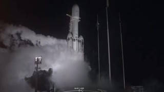 Американската космическа компания SpaceX изстреля ракетата носител Falcon Heavy най мощната