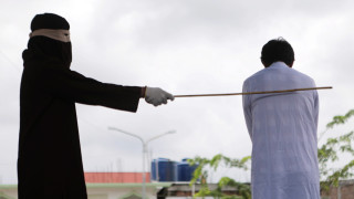 Индонезиец който работи за организация която съветва местната власт по