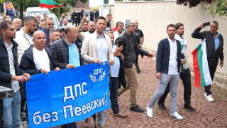 Привържениците на Ахмед Доган отидоха пред дома на Делян Пеевски