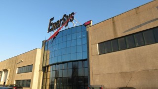 Американският производител на батерии EnerSys ще затвори своя завод в