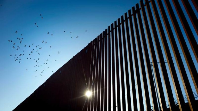 САЩ пращат още 320 военни по границата с Мексико 