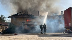 Пламнаха складове до бившия хелбозавод в Русе