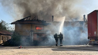 Избухнал е пожар в складове намиращи се до бившия хлебозавод