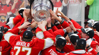 Състезателите на Флорида Пантерс повредиха Купа Стенли по време на