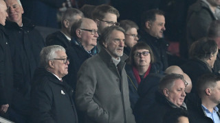 Фенове на Манчестър Юнайтед се засякоха с миноритарния собственик на