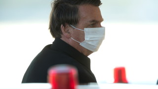 Болсонару "разкъсан" в Бразилия след хаотичен план за ваксинацията