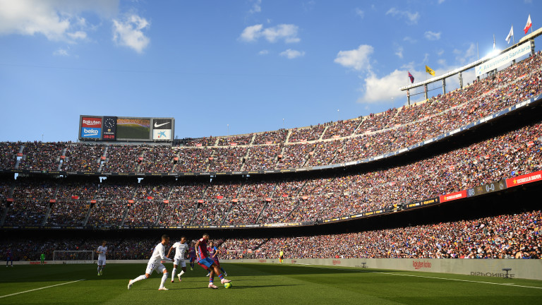 Реал (Мадрид) посреща Барселона в голямото дерби на испанския футбол.