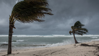 Ураганът Орлийн достигна тихоокеанското крайбрежие на Мексико близо до туристическия