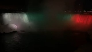 Ниагарският водопад засия в цветовете на българския трибагреник тази сутрин