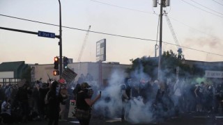 Полицията в Минеаполис използва сълзотворен газ по протестиращите Репортер на