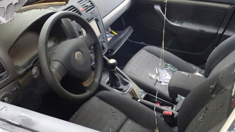 Кола без шофьор се "разходи" по булевард и се заби в такси и дърво