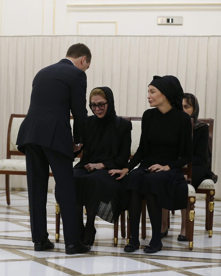 Руският премиер Медведев поднася съболезнования на вдовицата и дъщерята на Каримов