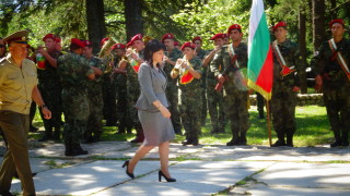 Председателят на Народното събрание Цвета Караянчева прие парада на представителната