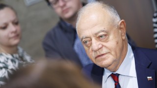 Безпрецедентна ситуация в парламента Повече от час опозицията стои в