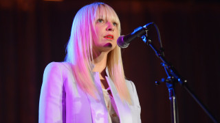 Как Сиа се справя с папараците