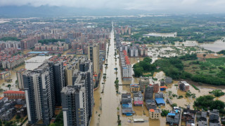 Евакуират жители в китайската провинция Гуангдонг заради рекордни наводнения