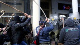 Роми от гръцкия град Лариса са нападнали полицаи съобщава БНР