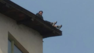 Драма в Сандански - часове наред мъж заплашва да скочи от покрив