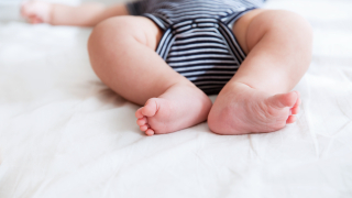 Изписаха бебето на починалата родилка в Русе съобщава bTV Детето