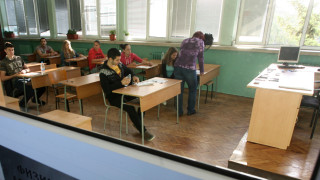 Учители от Пловдив се боят от съкращения при едносменен режим