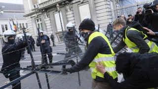 Няколкостотин жълти жилетки блокираха трафика на булеварди в Брюксел и