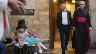Мюсюлманинът Садик Хан официално е новият кмет на Лондон