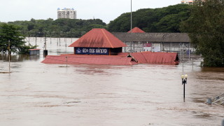 26 души са загинали от наводнения и свлачища в Индия