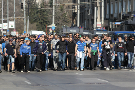 Феновете на Левски се разходиха из София