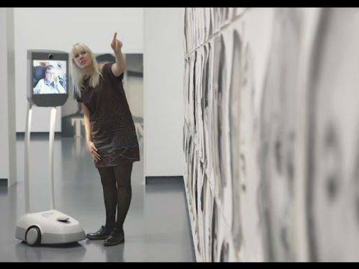 Робот помага на хора с увреждания да "посещават" изложби от дома си