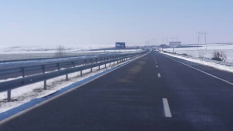 Валежи и ремонти пречат на движението по пътищата