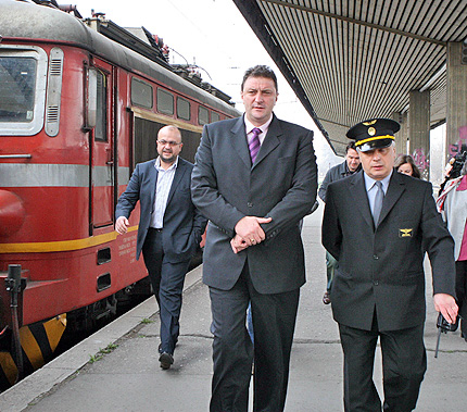 Министър и депутати тестваха влака до Червен бряг
