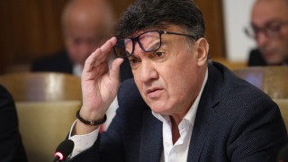Президентът на Българския футболен съюз Борислав Михайлов избяга от журналистите