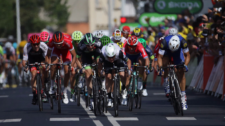 Кавендиш с уникален финал и победа в етап номер 6 от Тур дьо Франс ...