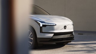 Volvo EX30 е един от компактните и добре продаващите се