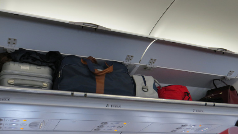 Защо нискотарифните авиокомпании вече искат да се плаща и ръчният багаж?