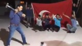 Турци използваха чукове и стреляха по айфоните си в протест срещу Тръмп