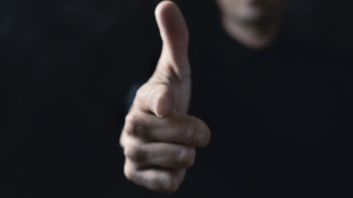 Мъж откри следи от стрелба с въздушно оръжие по колата