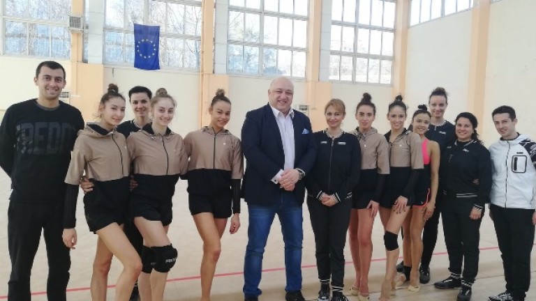 Министър Кралев изгледа тренировка на „Златните момичета“